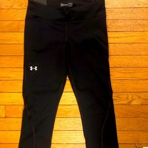Womens Under Armour heat gear compression capri leggings. Black. Large. New.